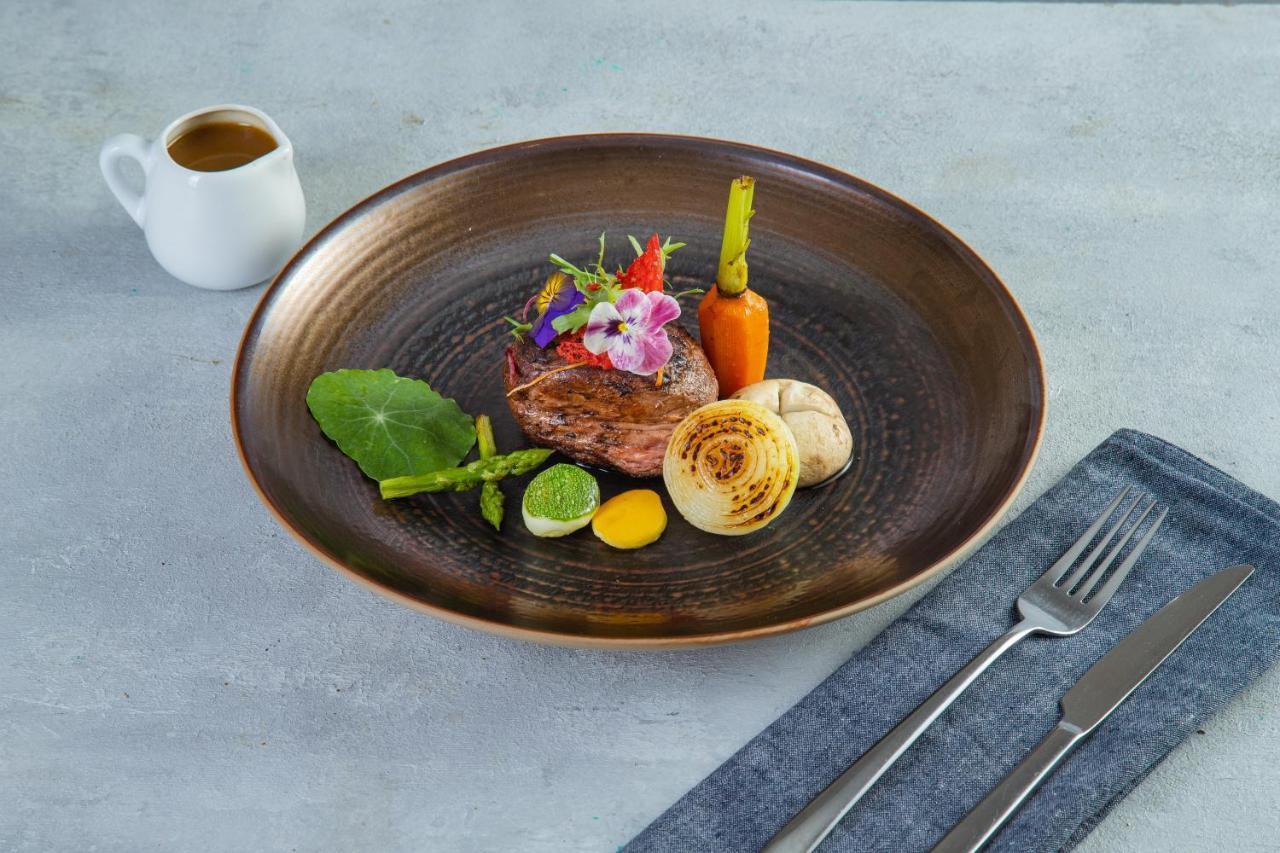 ดิ โอเรียนตัล เจด โฮเต็ล Hotel ฮานอย ภายนอก รูปภาพ A steak prepared with edible flowers