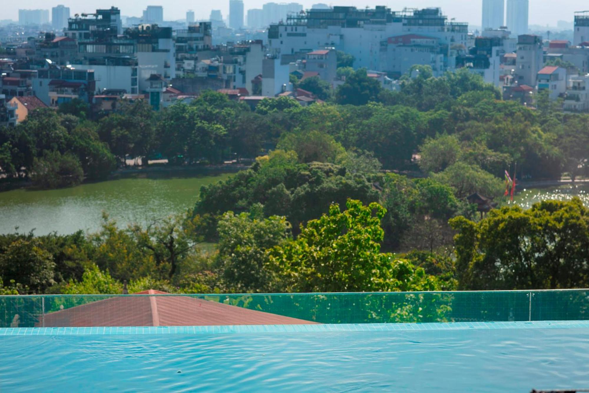 ดิ โอเรียนตัล เจด โฮเต็ล Hotel ฮานอย ภายนอก รูปภาพ View of the lake from the hotel