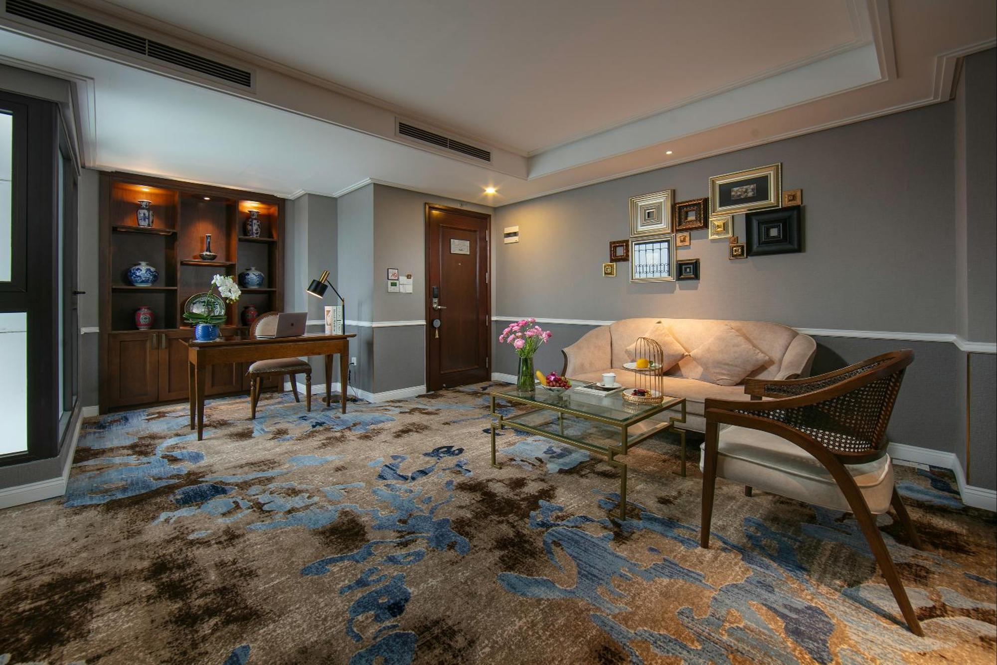 ดิ โอเรียนตัล เจด โฮเต็ล Hotel ฮานอย ภายนอก รูปภาพ A living room in a suite at the Mandarin Oriental, Bangkok