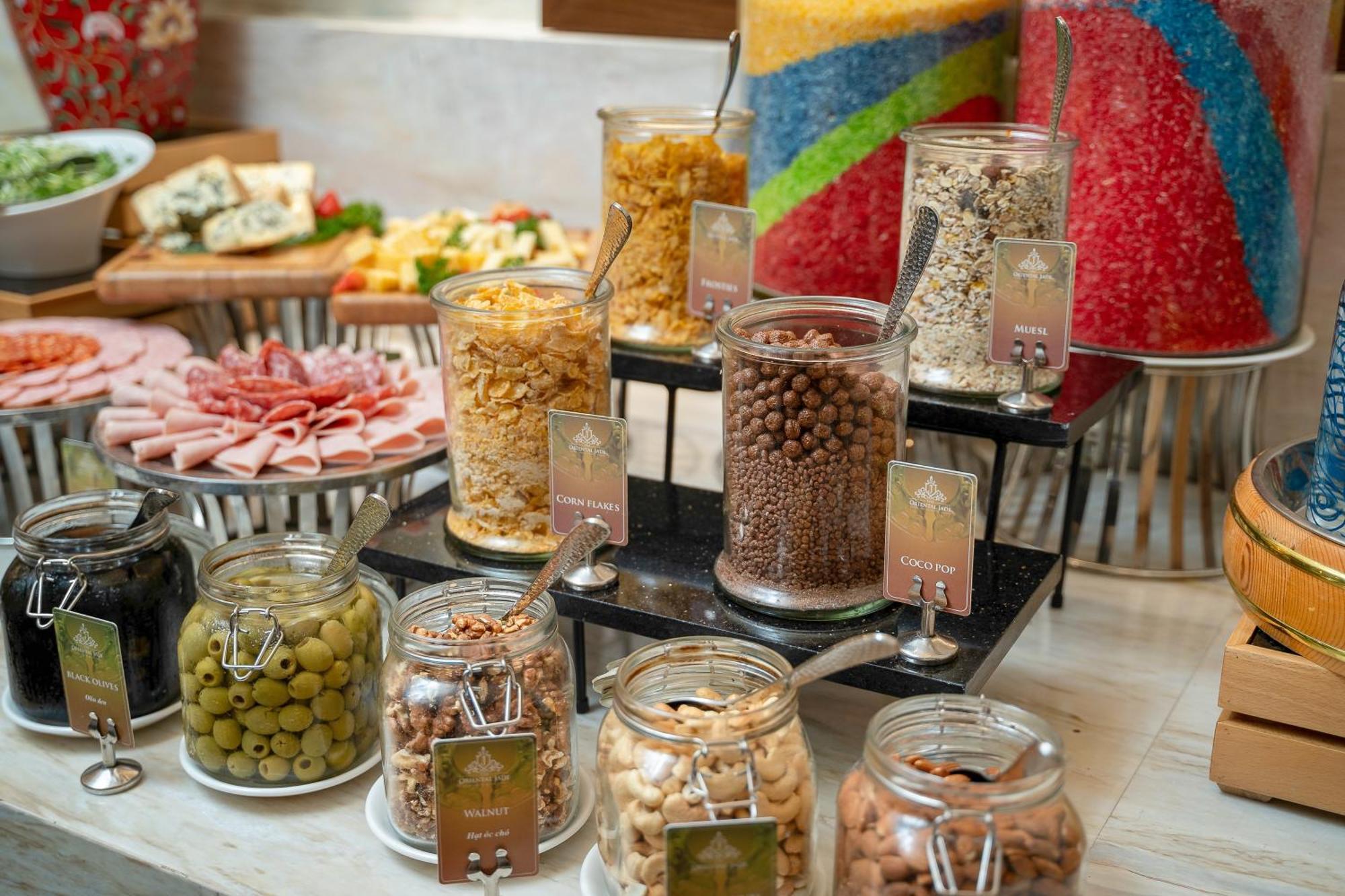 ดิ โอเรียนตัล เจด โฮเต็ล Hotel ฮานอย ภายนอก รูปภาพ A selection of olives and dried fruit