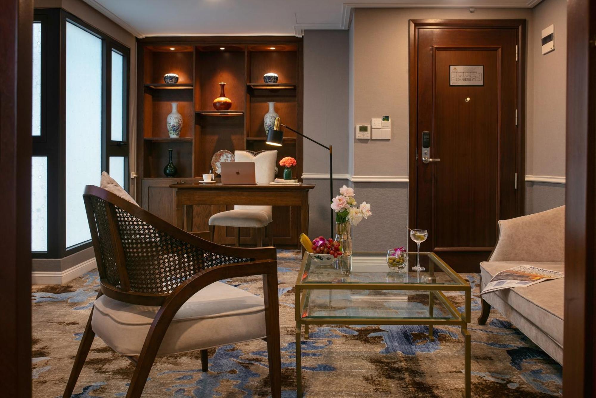 ดิ โอเรียนตัล เจด โฮเต็ล Hotel ฮานอย ภายนอก รูปภาพ A living room in a suite at the Mandarin Oriental, Bangkok