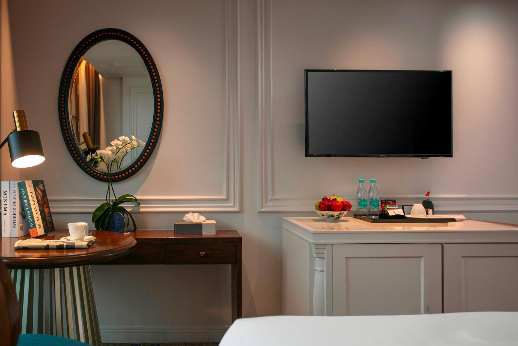 ดิ โอเรียนตัล เจด โฮเต็ล Hotel ฮานอย ภายนอก รูปภาพ A television in a hotel room