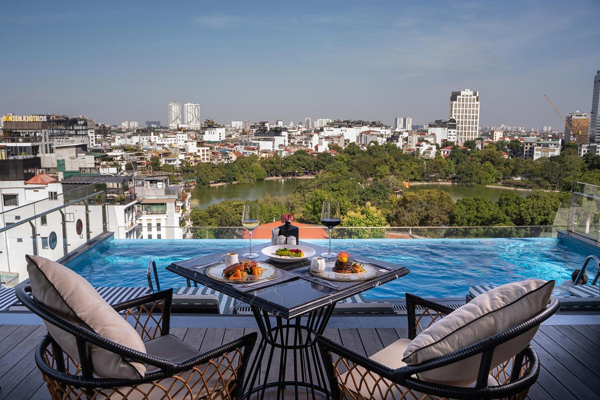 ดิ โอเรียนตัล เจด โฮเต็ล Hotel ฮานอย ภายนอก รูปภาพ View from the rooftop pool
