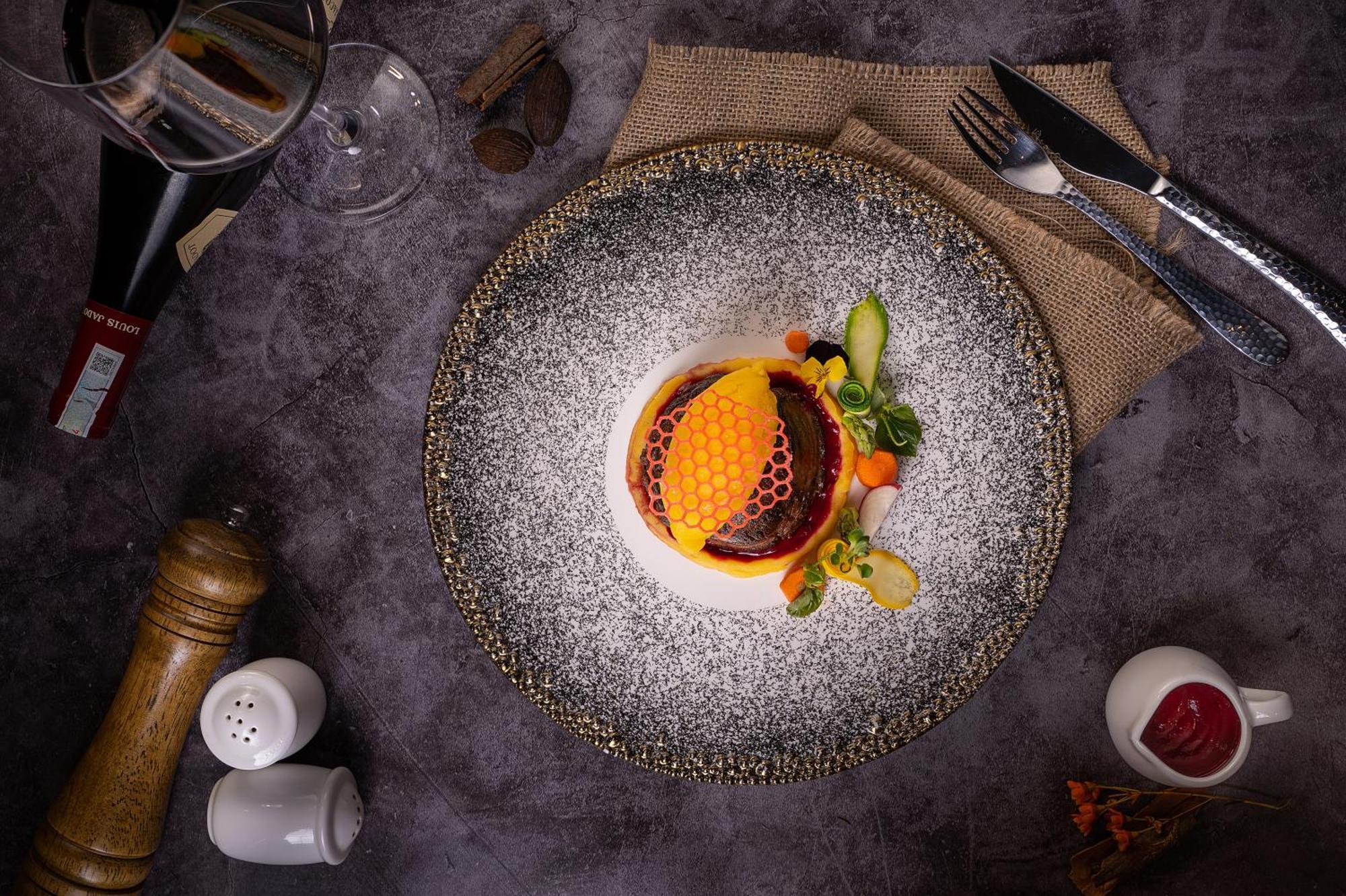 ดิ โอเรียนตัล เจด โฮเต็ล Hotel ฮานอย ภายนอก รูปภาพ A modern version of a beef tenderloin