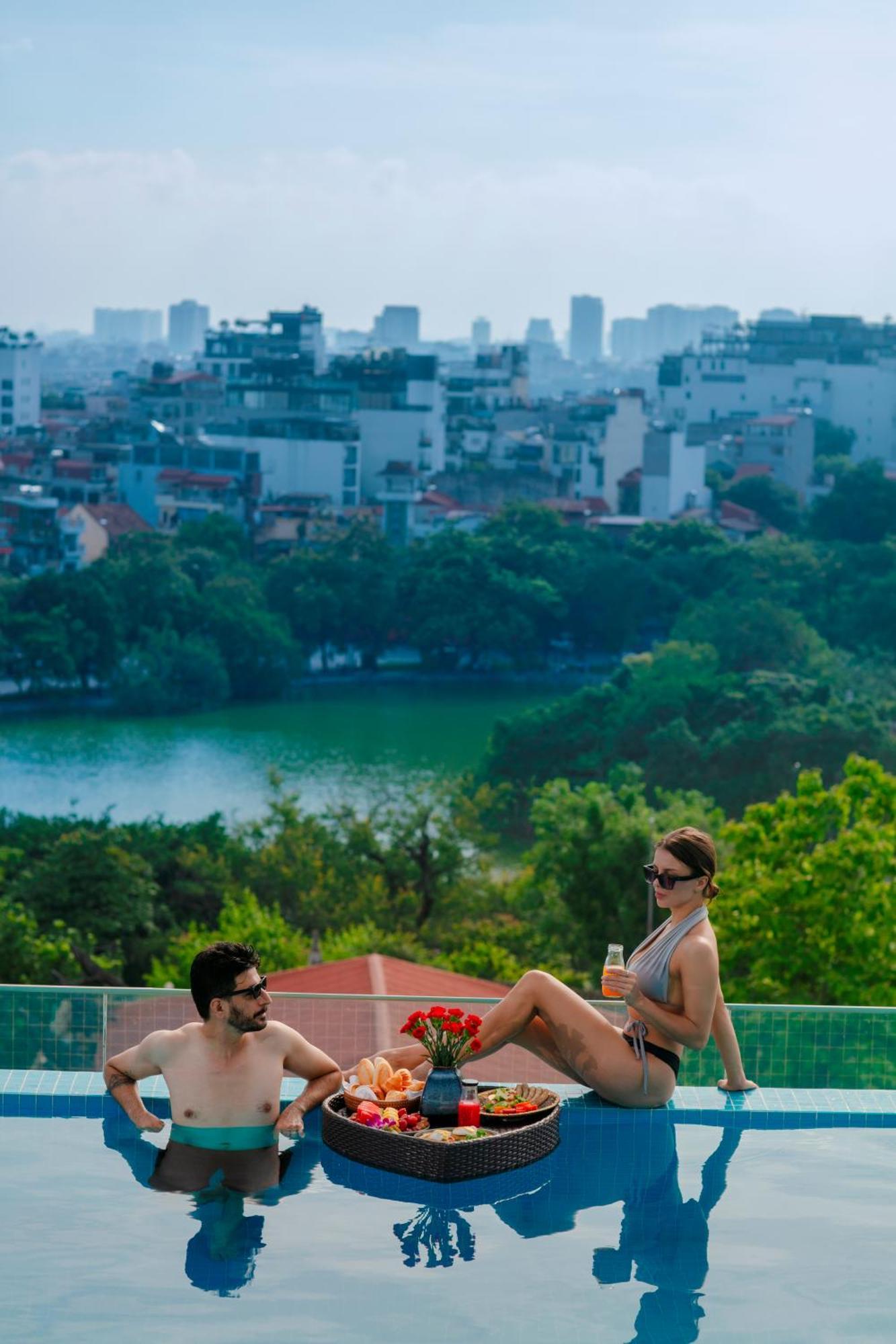 ดิ โอเรียนตัล เจด โฮเต็ล Hotel ฮานอย ภายนอก รูปภาพ View of the lake from the hotel