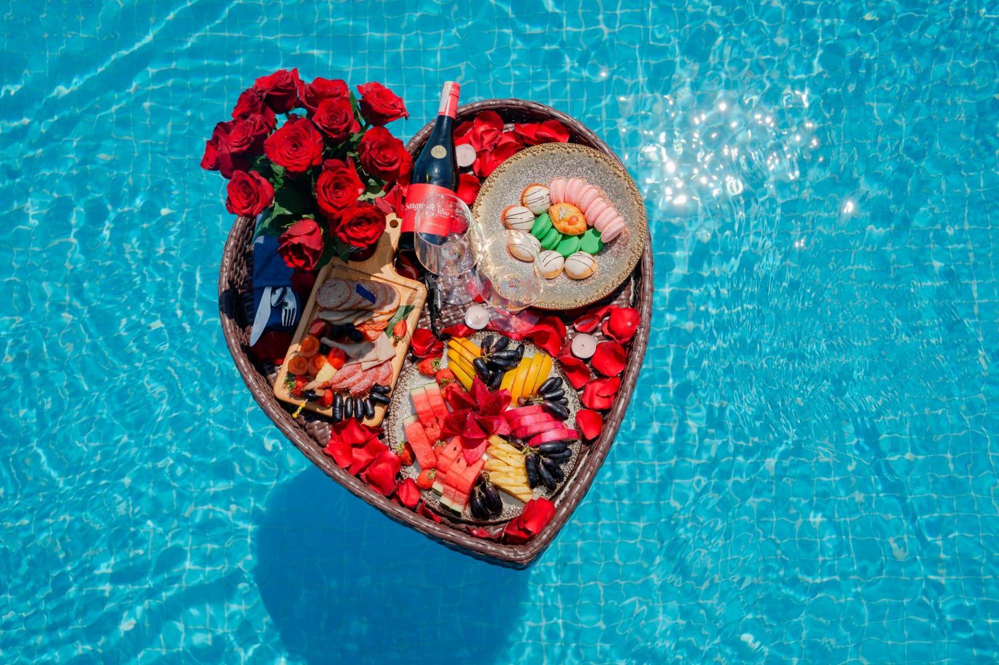 ดิ โอเรียนตัล เจด โฮเต็ล Hotel ฮานอย ภายนอก รูปภาพ A floating breakfast at a resort in Bali, Indonesia
