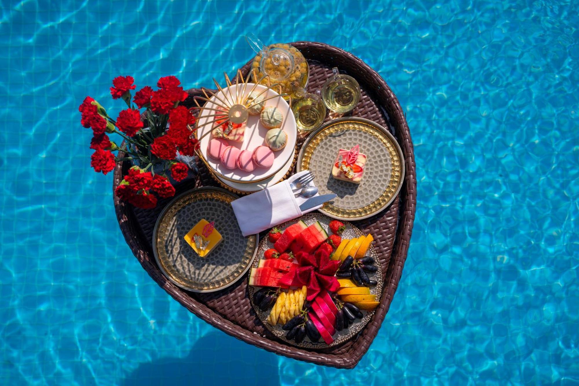 ดิ โอเรียนตัล เจด โฮเต็ล Hotel ฮานอย ภายนอก รูปภาพ A floating breakfast tray at a resort in Bali, Indonesia