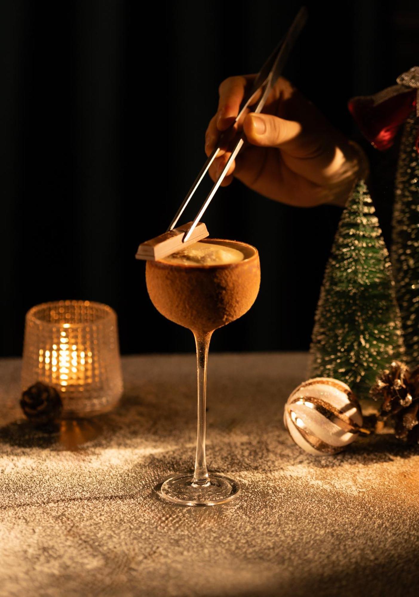 ดิ โอเรียนตัล เจด โฮเต็ล Hotel ฮานอย ภายนอก รูปภาพ A Glayva being garnished with a star anise