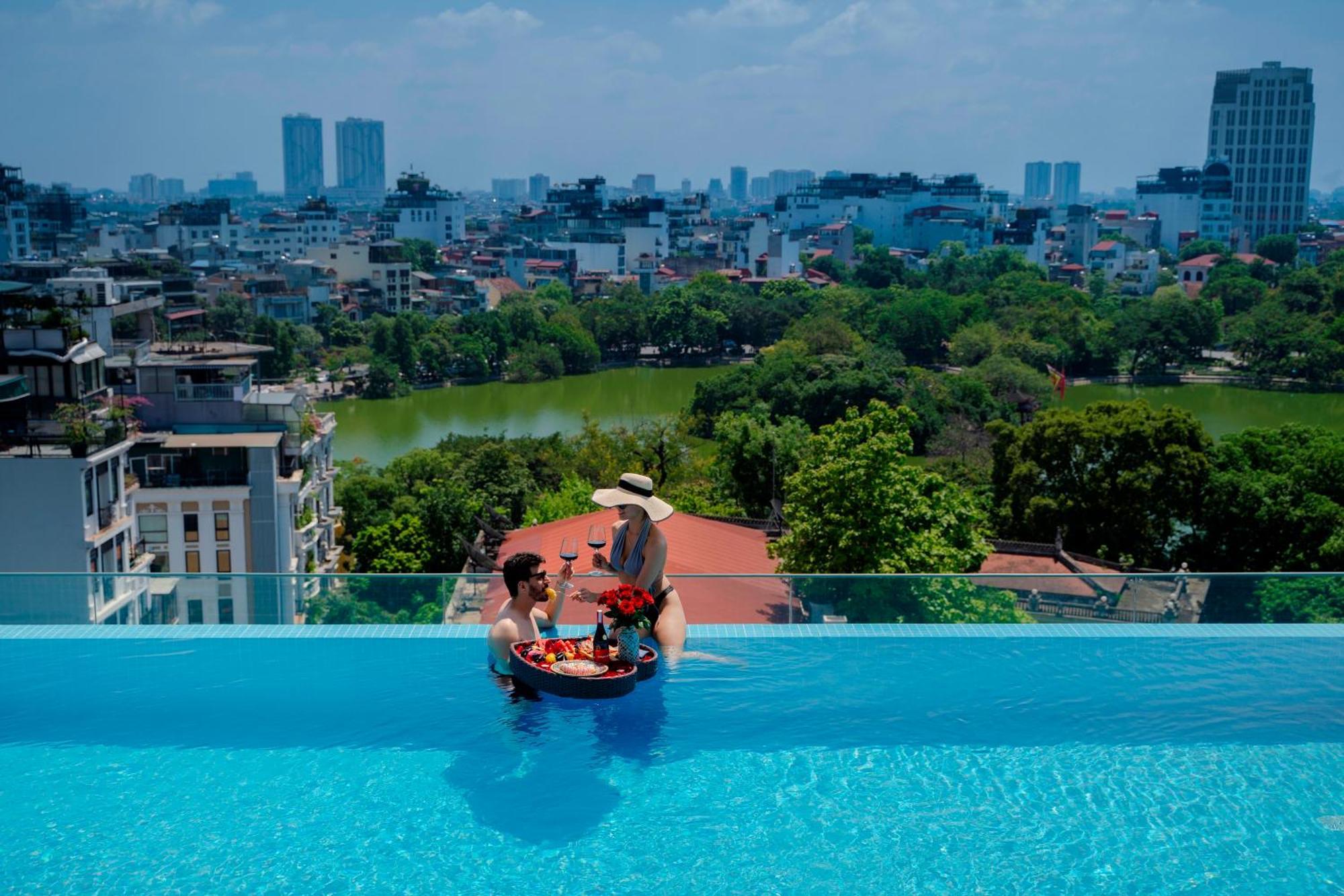 ดิ โอเรียนตัล เจด โฮเต็ล Hotel ฮานอย ภายนอก รูปภาพ View of West Lake from the hotel